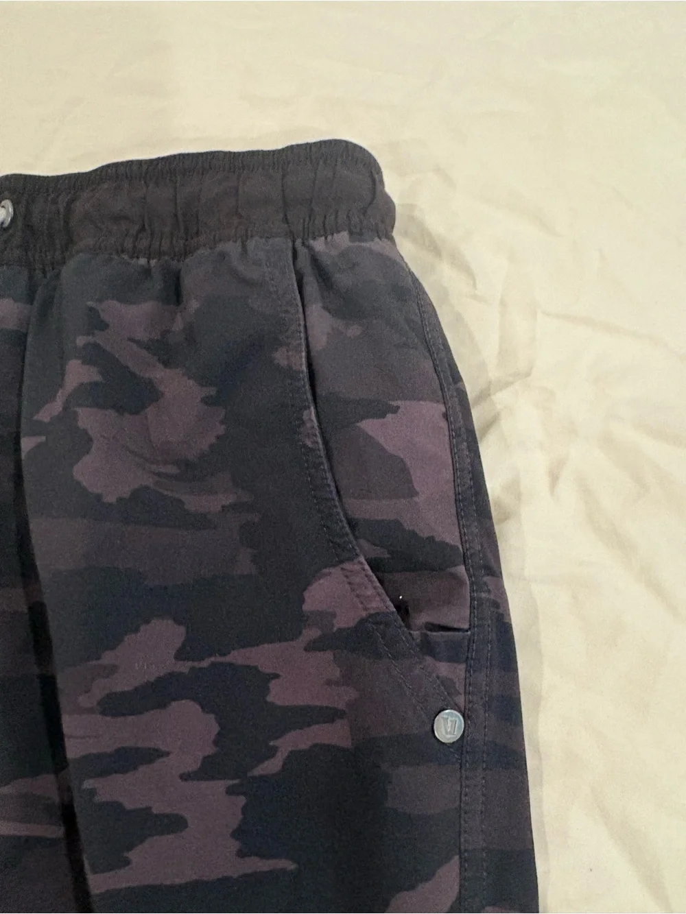Vuori Men’s Black Camo Kore Shorts Lined 7” Size M